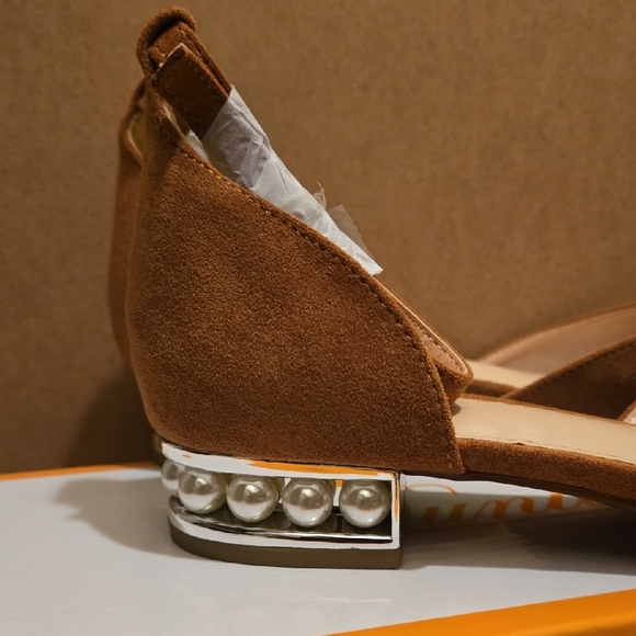 Elegant Tan Peep-Toe Flats - Picture 4 of 10